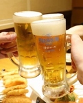 仲間と一緒に飲むビールは最高◎～10名様のソファ席もご用意しています！