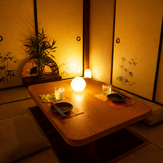 ◆デートに最適な個室◆2名様向けカップルシートをご用意。落ち着いた照明が演出する上質な完全個室で、ふたりだけの特別なひとときをゆったりとお過ごしください。記念日や誕生日のお食事にも最適です。