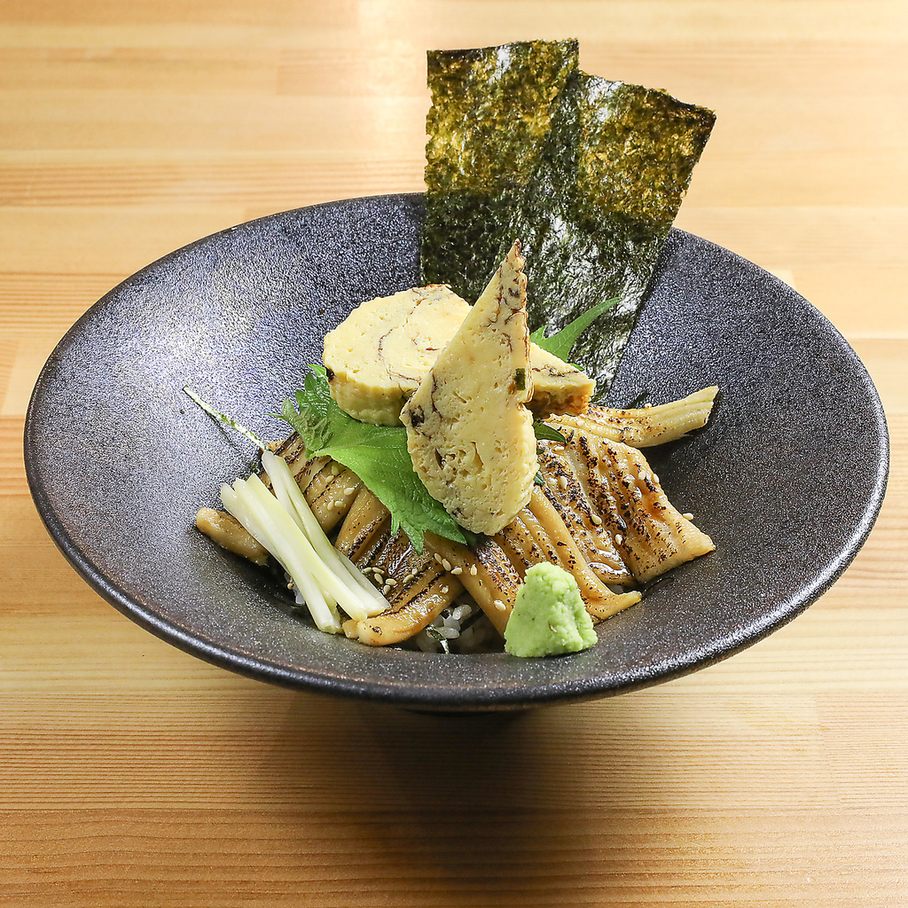 ランチタイムは人気の天ぷらが丼になって登場！丁寧に仕上げた穴子丼は当店自慢の逸品の一つです。
