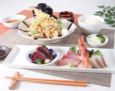 旬の刺身と天ぷら盛り合わせ膳の写真