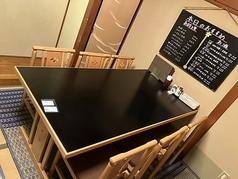 靴を脱いでお入り頂く椅子タイプの和風テーブル席。ゆったり座れる6名席