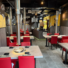 3名様までご利用いただけるテーブル席が1卓ございます。コンパクトながらも居心地の良い空間で、親密な時間を過ごしたい方におすすめです。デートの際や、大切なご友人との語らいの場として、落ち着いた雰囲気の中でお食事をお楽しみいただけます。