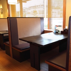 テーブル席ございます。ご家族、ご友人とのお食事はもちろん、各種ご宴会もぜひ『かごの屋』をご利用下さい。※店舗により部屋の配置・席数が異なる場合がございます