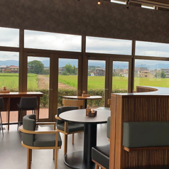 【カウンター席：4名様】静かな雰囲気のカウンター席で、心地よいひとときをお楽しみいただけます。田園風景を眺めながらリラックス♪