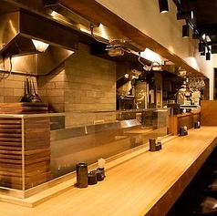 【1階カウンター席:1名様~】店長おすすめ!豪快な調理の臨場感と会話を楽しむ。お一人様からでも気軽にふらっと入りやすい温かな雰囲気づくりを大切にしています。入店してすぐのカウンター席は、豚巻き野菜串・鉄板焼きを目の前で焼き上げるライブ感を堪能できる特等席。肉の香りや熱気を感じながらお酒を満喫できます。