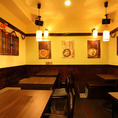 店内には、適度な間隔を保ちプライベート感を大切にしたテーブル席をご用意しております。少人数でのお食事はもちろん、テーブルを繋げてのグループ利用など、様々なシーンに合わせて快適にお過ごしいただけます。