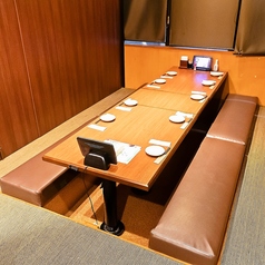 男の大人飲み会にも是非♪人目の気にならない個室席♪掘りごたつのお席は足元もゆったりとしてごゆっくりとお寛ぎいただけます。お得な飲み放題付きのコースもご用意致しております。