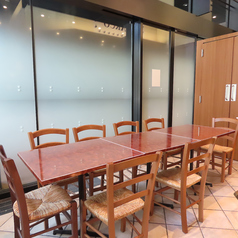 【ゆったりくつろげるテーブル席◎】テーブル席は、木の温もりを感じる落ち着いた雰囲気が魅力です。友人や家族とゆったりと過ごせ、会話も弾むこと間違いなし。美味しい食事を楽しみながら、特別なひとときをお過ごしください。