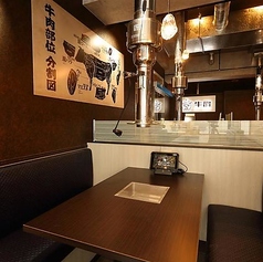 落ち着いた照明に包まれたテーブル席は、2~4名の少人数利用にぴったり。周囲を気にせず会話がはずむ程よい距離感で、友人との食事やデートでも心地よく過ごせます。料理の香りと温かい雰囲気に包まれながら、ゆったりと寛げる人気の席です。