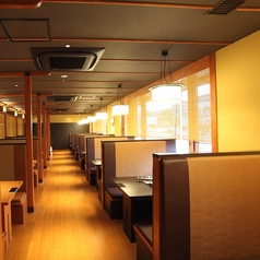 広々とした店内落ち着いたテーブル席です。人数に応じてお席をご用意いたします。※店舗により部屋の配置・席数が異なる場合がございます
