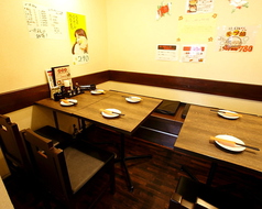 パーテーションで仕切られている半個室をご用意しております。