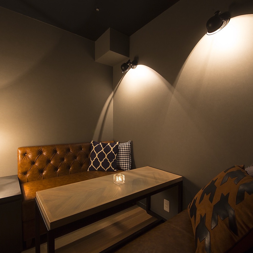 少人数用の個室も完備しております。落ち着いた雰囲気で大人な空間を演出致します。