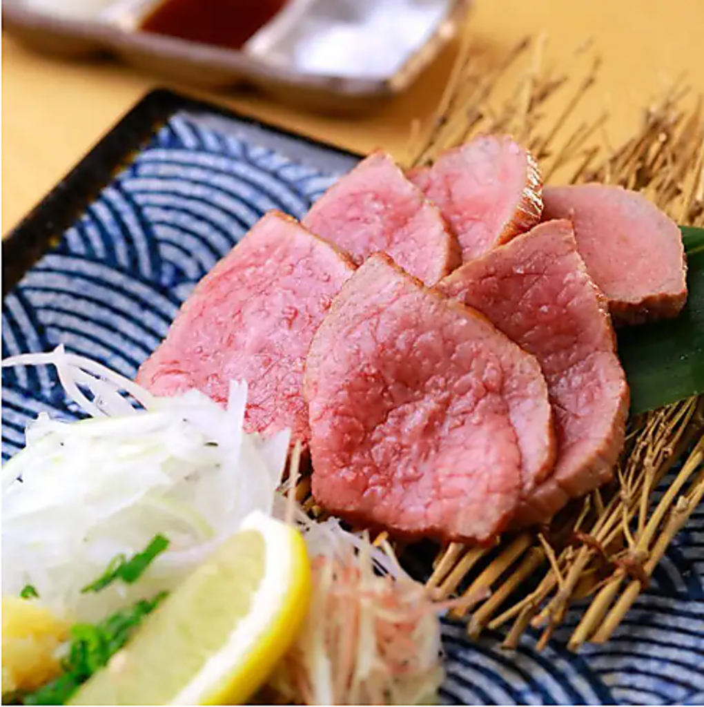 名物の藁焼きは定番のカツオの他、黒毛和牛・鶏など肉メニューも