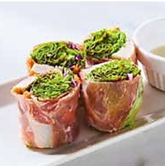 生ハムとチキンの生春巻き/エビとサーモンの生春巻き