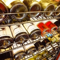 自慢のワインセラー。毎月最終土曜日に開かれるワイン会では店主こだわりのワインなどを集め、試飲会も開催。