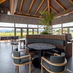 【テーブル席：4名様×2卓】友人との会話を楽しむのにぴったりな、ゆったりとしたテーブル席です。自然豊かな風景が楽しめます♪