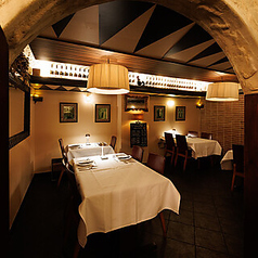 落ち着いた照明と洗練されたインテリアが魅力のテーブル席です。