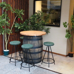 店舗前にタルテーブルを設置しております。外で飲んで、食べる。