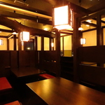 落ち着いた雰囲気のテーブル席。ご家族やご友人との食事に最適です◎お子様連れも歓迎しております。