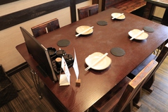 4名様掛けのテーブルは４卓ございます。レイアウトの変更も可能です！