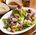 料理メニュー写真&nbsp;ローストビーフと半熟卵とシーザーサラダ