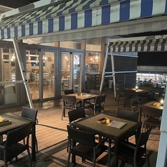 テーブル席には、2名様掛けの席が3つございます。カジュアルで心地よい雰囲気の中、友人や大切な人との会話を楽しみながらお食事をお楽しみいただけます。お互いの距離を感じさせないアットホームな空間で、リラックスしたひとときを過ごすことができるでしょう。デートや特別な日のお祝いにぴったりな席です。