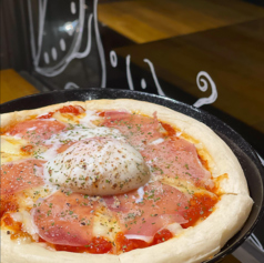 生ハムと温玉のピザ