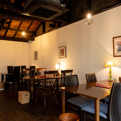 間接照明が心地よい空間を演出し、年代物の家具が趣のある雰囲気を醸し出す、特別な場所です。