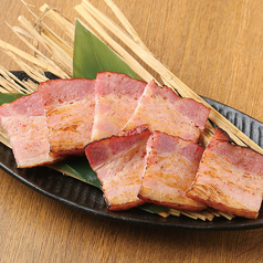 厚切りベーコンの藁焼き