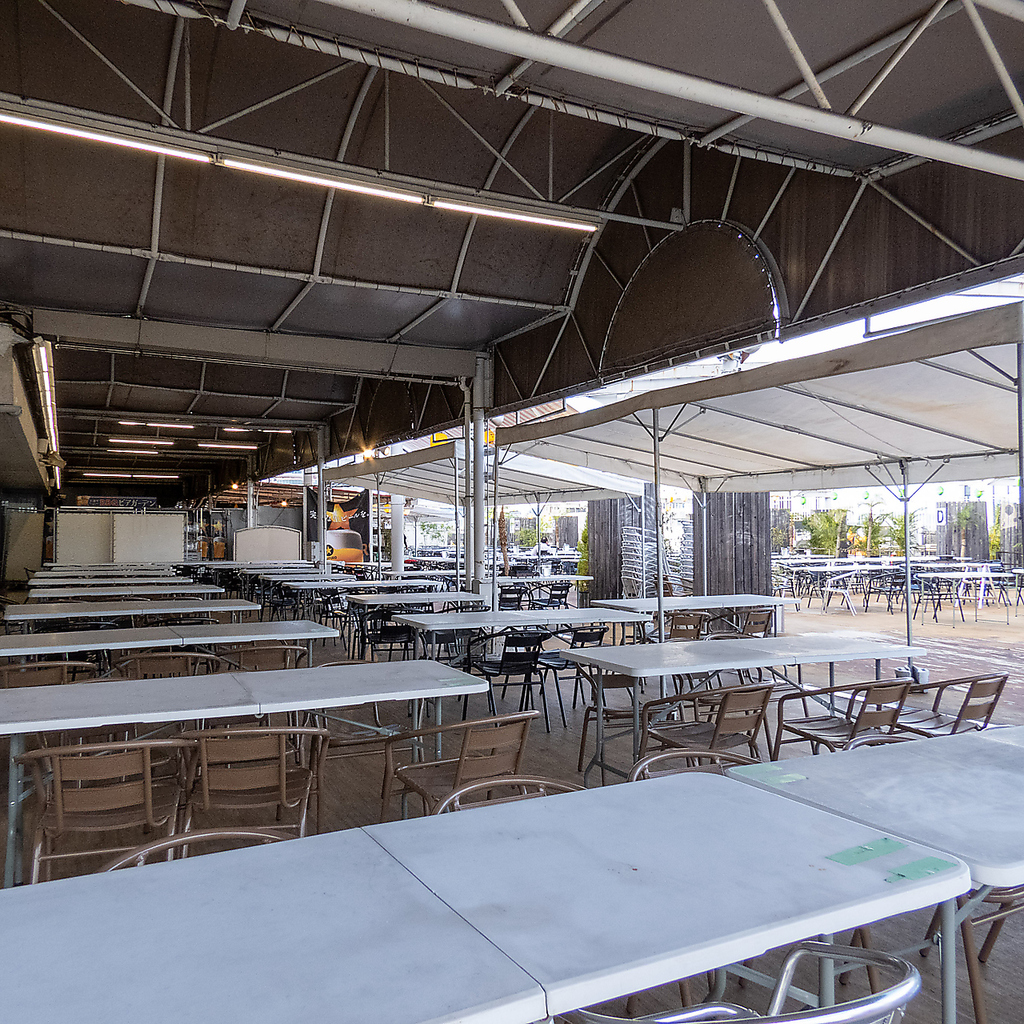 屋内テラス席は、雨でも大丈夫な全天候型の開放的な空間でゆったりとした時間をお過しいただけます！