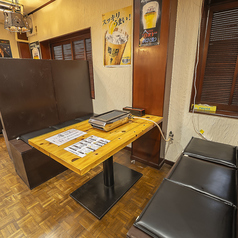 4名様掛けのテーブル席は、お互いの顔を見ながら会話が弾むレイアウトです。美味しい焼肉を味わいながら、楽しいひとときをお過ごしいただけます。