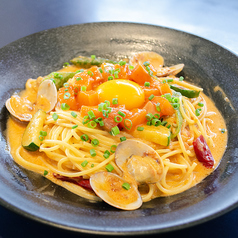 サーモンユッケとズッキーニとおくらのロゼパスタ