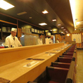 １階・長―――いカウンター席が自慢です！
