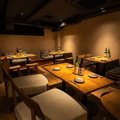 温かな間接照明がつくる柔らかな陰影の中、木の温もりを感じるテーブルと彩り豊かなクッションが並ぶリラックス空間。まるで友人の家に招かれたようなアットホームさで、会話が自然と弾みます。落ち着いて食事を楽しみたい方にも、ゆっくり飲みたい方にも心地よい、上質な大人の憩いの場です。