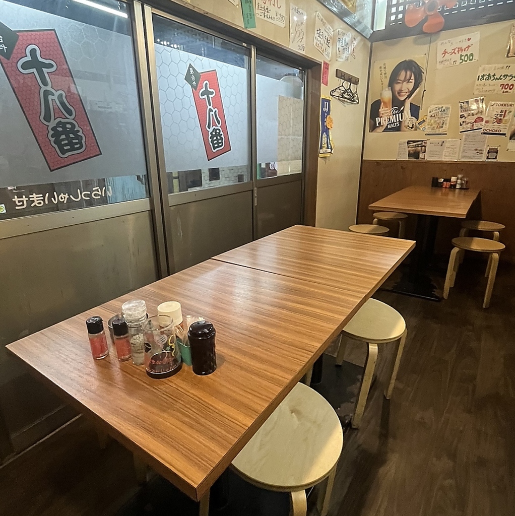 店内は喫煙可能です。換気もばっちりですので、安心してタバコを吸いながら料理やお酒を楽しめます。