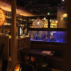 テーブル同士の間隔にゆとりを持たせており、お席を立たれる際にも、ラクラクとご移動が可能。