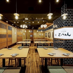 大人シックな雰囲気と大衆酒場感を掛け合わせた居心地の良いオープンテーブル！