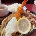 料理メニュー写真&nbsp;特大エビフライ＆ハンター焼き(鉄板牛肉パスタ)