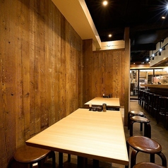 【1階テーブル席:2~8名様】調理の音や香りを感じながら少人数宴会をするならこちら。調理場の豚巻き野菜串や鉄板焼きが焼ける音・香りなどを感じつつも、少し奥まった場所にあるため落ち着いて過ごせるお席です。木目調のインテリアや内装が心地よく、大切な方とのデートや女子会、同僚との飲み会に最適!