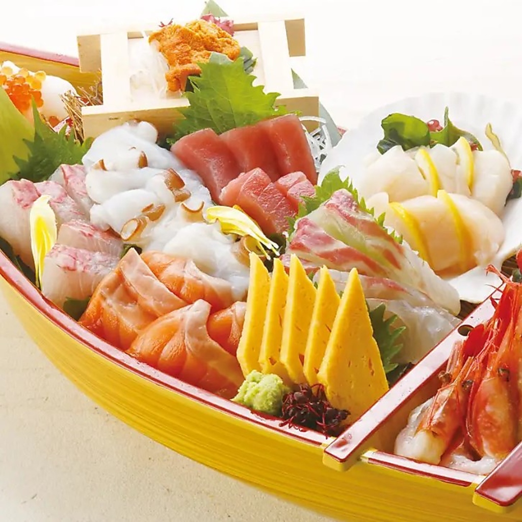 新鮮なお造りを単品や盛り合わせで各種取り揃えております。ぜひ当店で新鮮な味をお楽しみください！