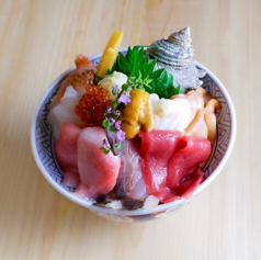 超豪華！！１０種海鮮丼（小鉢、赤出汁付き）