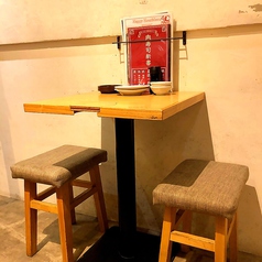 2名様用のテーブル席もご用意。デートにもオススメです。オシャレ感のある店内でカジュアルにお食事を楽しめます♪
