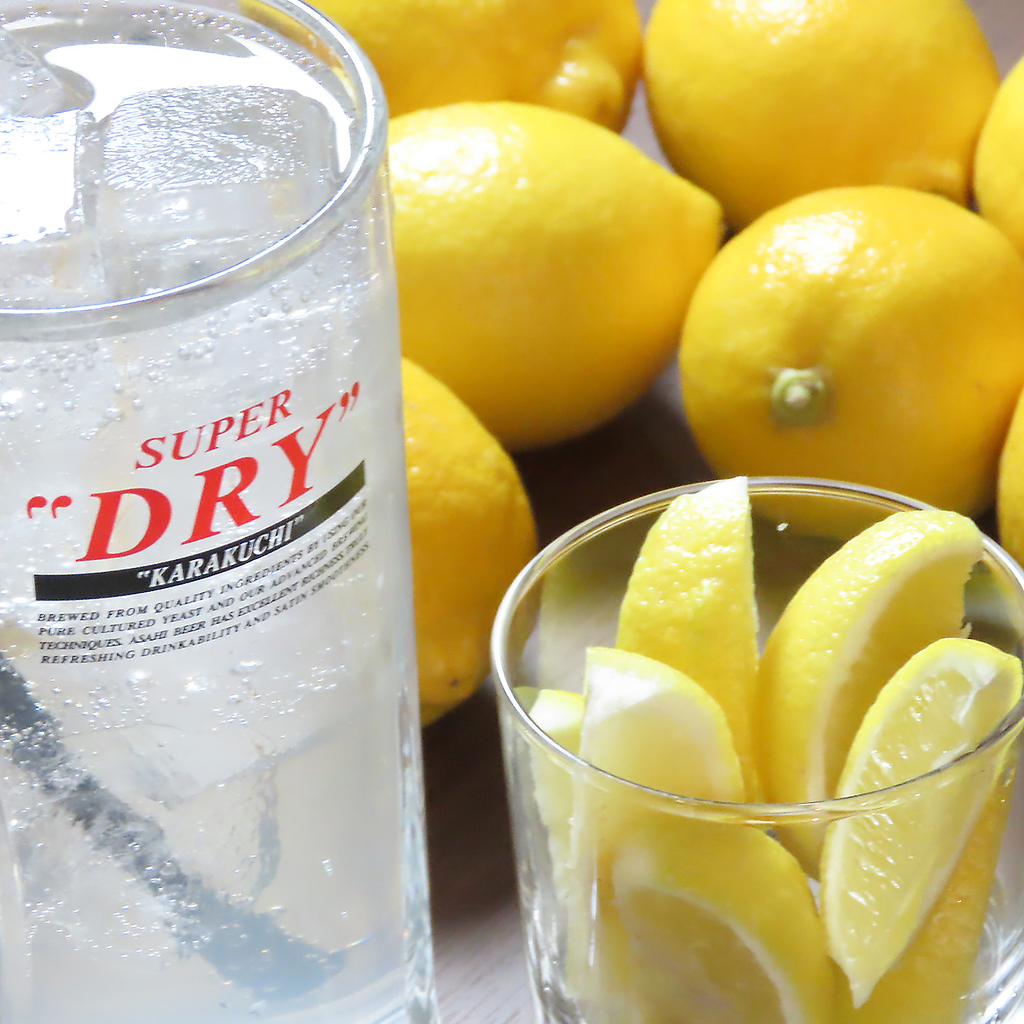 料理に合うお酒も各種有。「ぢどり亭レモンサワー」なら丸ごとレモン1個付きで630mlのジャンボサイズ
