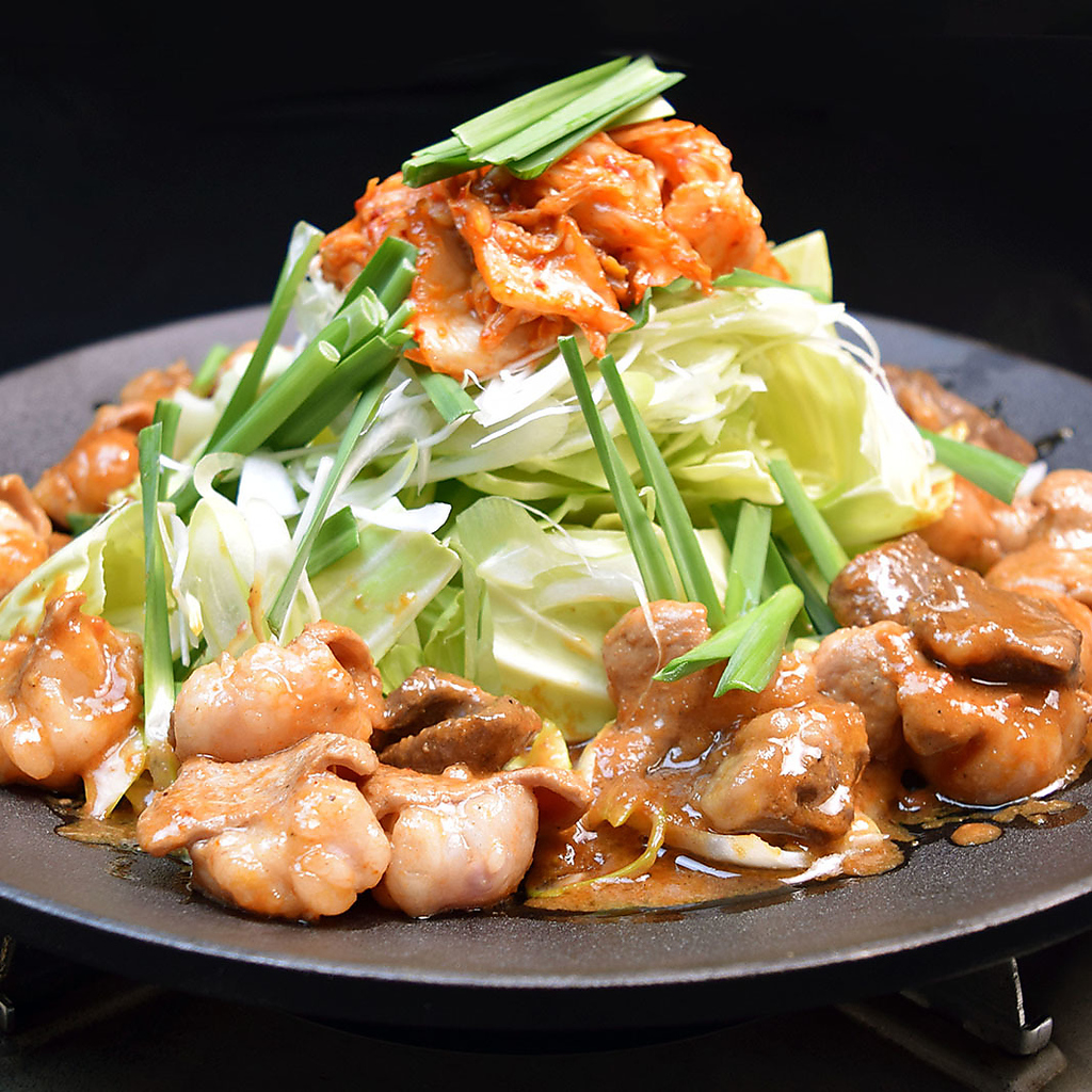 当店自慢のもつ焼肉！鉄板焼きでのご堪能できます♪辛さ調節もでき、辛い物必見！！