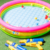 【充実のキッズスペース】安全性を考慮された大きな滑り台や遊具や夏には本格的なサバゲーで使う水鉄砲を準備！