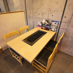 ゆったり座れる独立テーブル。落ち着いて会話が弾む空間。全席にたこ焼きプレート完備◎