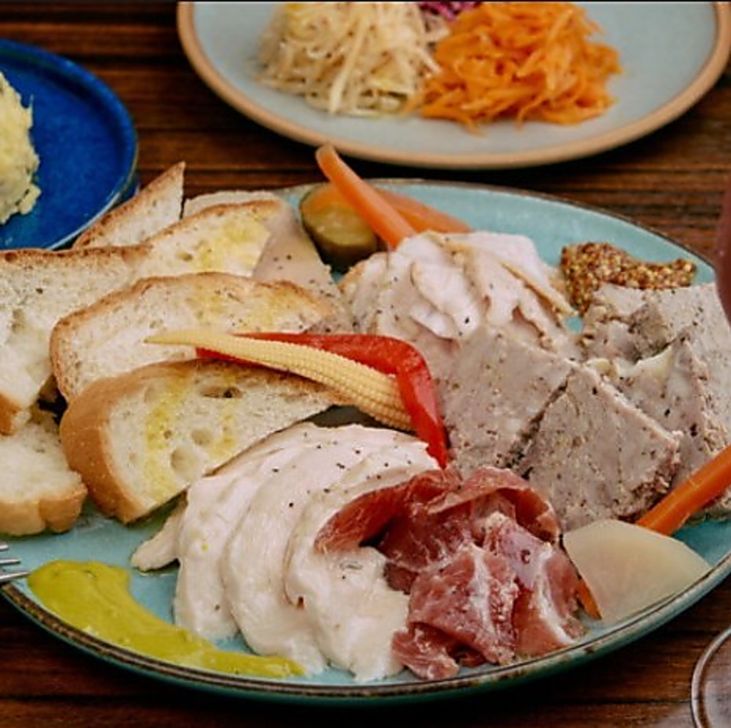 その日のシャルキュトリーハーフサイズを盛り合わせでどうぞ♪多彩な味わいをお楽しみいただけます☆