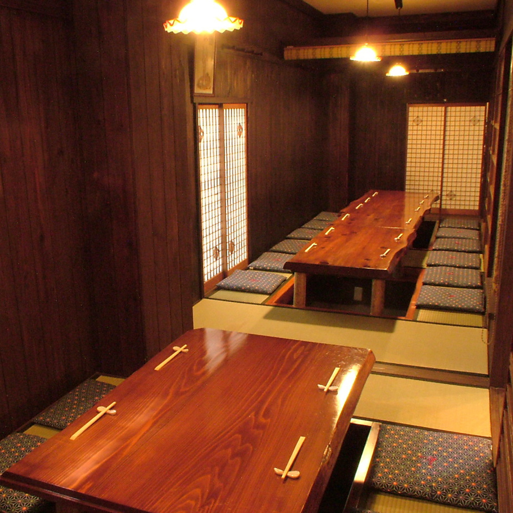 雰囲気ある掘りごたつのお席は仕切りで個室風に。2～24名様まで対応可能です。