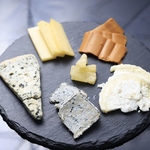高品質チーズ[AOP]。様々な基準を乗り越えて認定されたチーズを当店ではご用意しております。