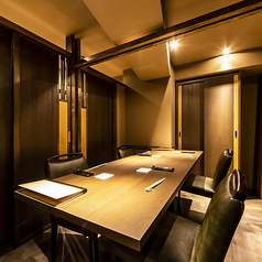 落ち着いた雰囲気のテーブル席をご用意しております。